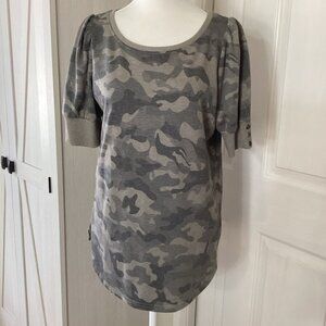 Jane and Delancey Camouflage Short Sleeve Top Sz S